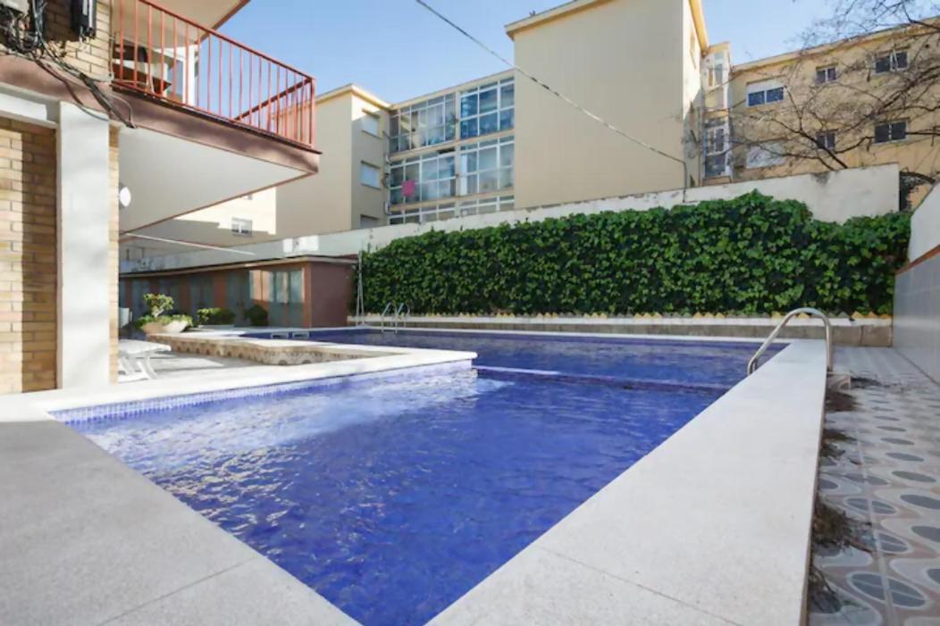 Apartamento Playa Con Piscina Parking Y 2 Habitac Castelldefels Exterior photo