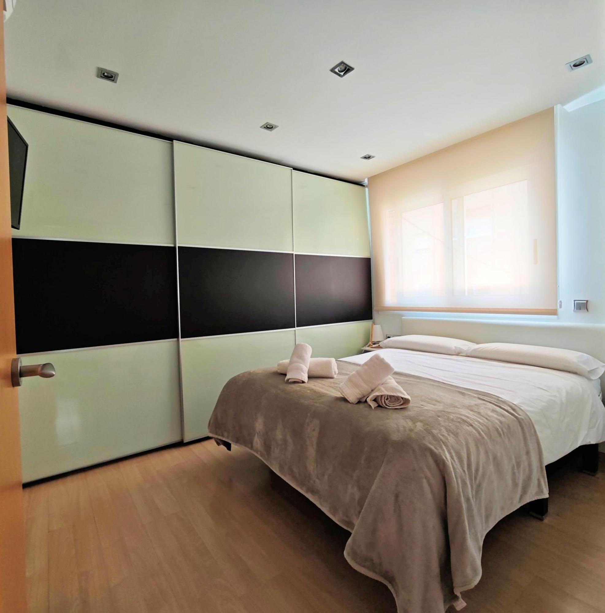 Apartamento Playa Con Piscina Parking Y 2 Habitac Castelldefels Exterior photo